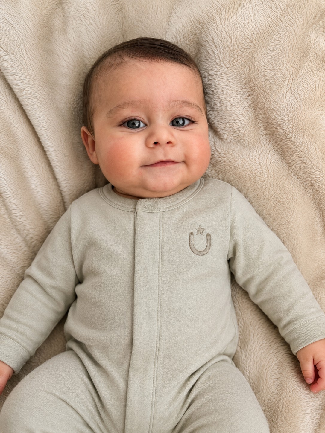 Bebé vistiendo la pijama magnética Magnético